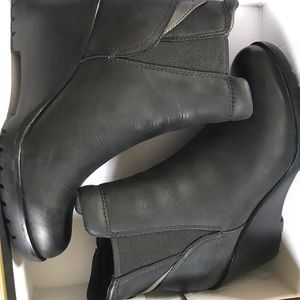 Brand new, never worn. Sorel wedge boots.
